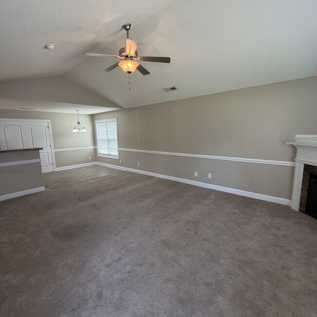 Building Photo - 2552 Saddleback Dr