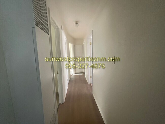 Building Photo - 3011 E Edgecliff Dr