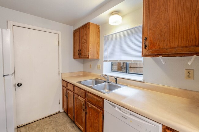 Building Photo - $1363 | 2BR/1BA Duplex | Cozy Home Near Be...