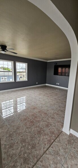 Building Photo - 3212 Live Oak St