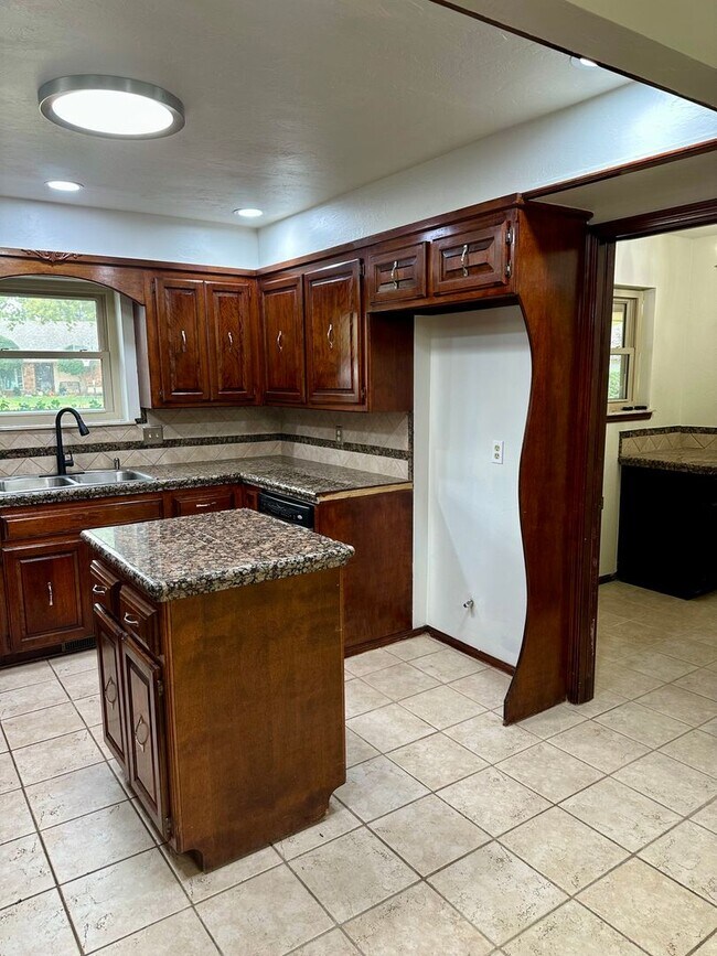 Building Photo - Immaculate major remodeled executive home ...