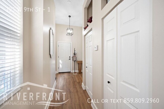 Building Photo - 325 W 9th St