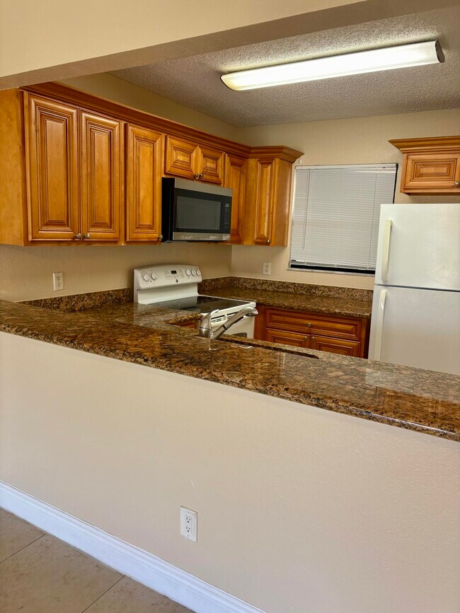 Building Photo - 1545 Lake Crystal Dr