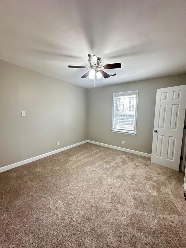 Building Photo - 3 Bedroom, 1 Bath Home in Castlewood of West Ashley