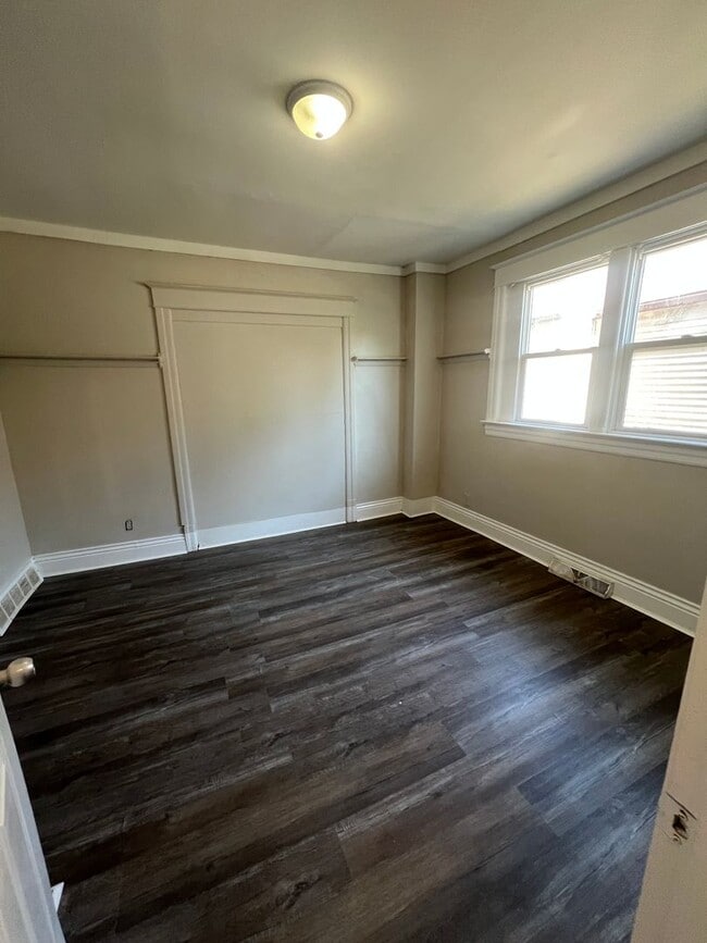Building Photo - Freshly painted 3 bedroom 2 bath