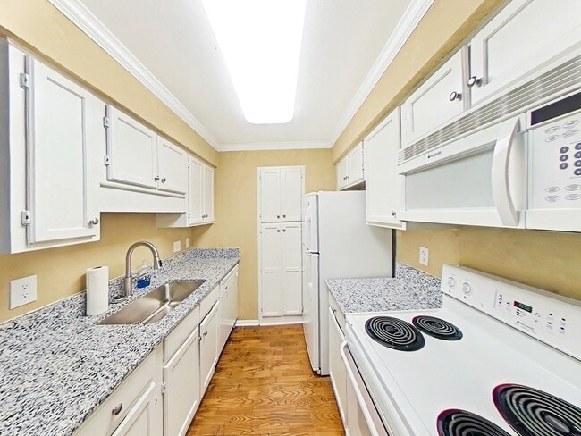 Building Photo - 3115 Pine Heights Dr NE
