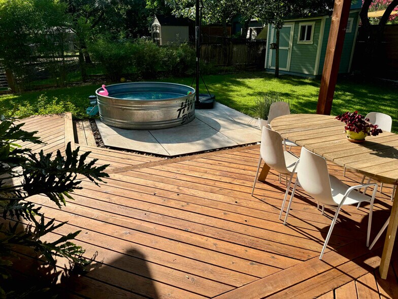 Building Photo - 2014 E 11th St