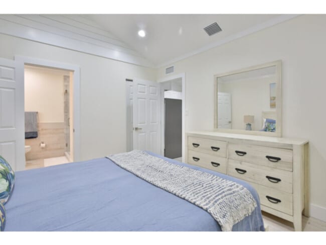 Building Photo - Completely Renovated 1/1 Apartment Downtown Sarasota