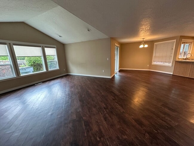 Building Photo - Very Nice 3 Bed 2 Bath Home With Vinyl Pla...
