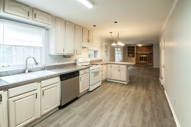 Building Photo - We have the wonderful 4 bed/3 bath you’ve been waiting for!
