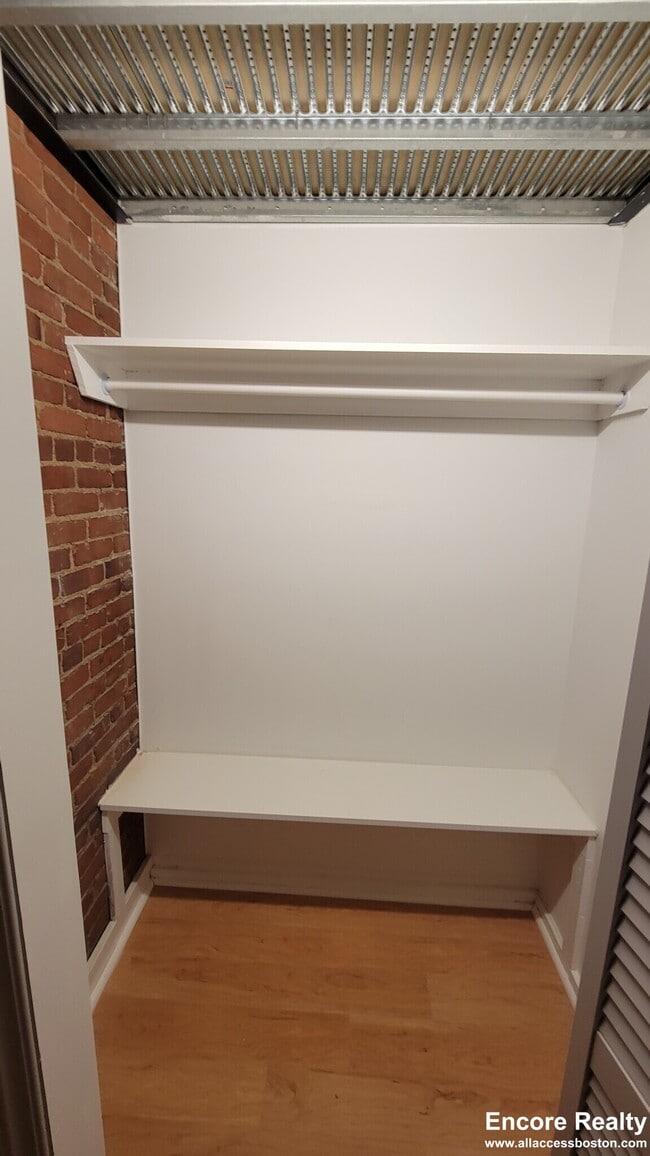 Building Photo - 254 Friend St