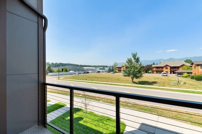 Building Photo - 2 bedroom, 2 bath townhome, close to downtown Whitefish!
