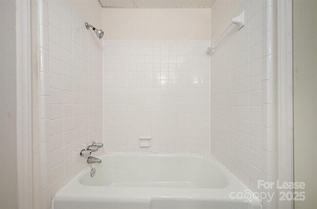 Building Photo - 824 6th St NW