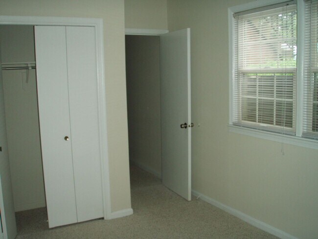 Building Photo - Classic 4 Bed 3.5 Bath Brick Townhome With...