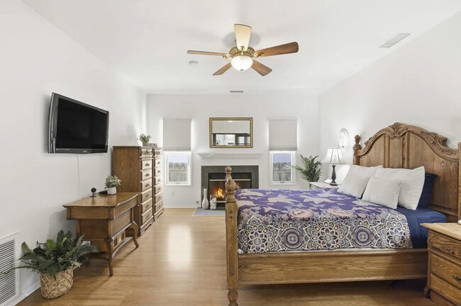 Building Photo - Charming 3BR Home with Bonus Room, Fireplace & Large Yard