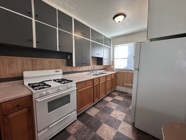 Building Photo - 2 Bedroom house with 1 car detached garage $825 per month