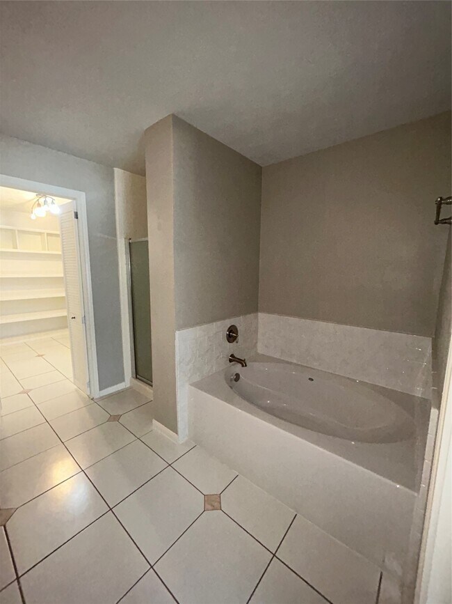 Building Photo - 5415 W Harrow Dr