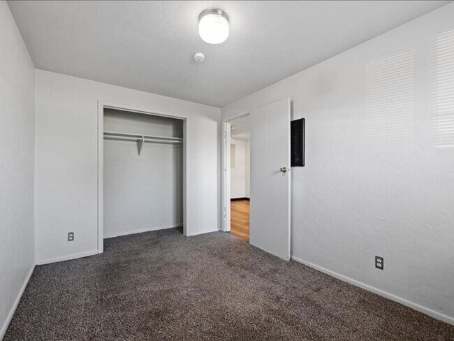 Building Photo - 928 W Ruby St