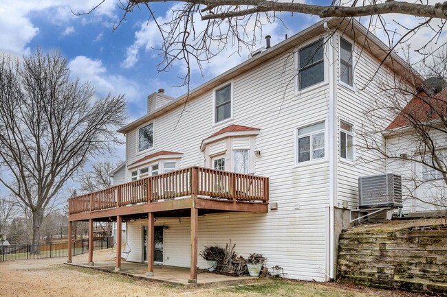 Building Photo - Spacious Parkway South Home with Walk-Out Basement & Large Backyard