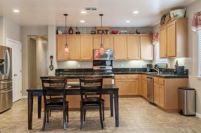 Building Photo - 2313 N Silvervale St