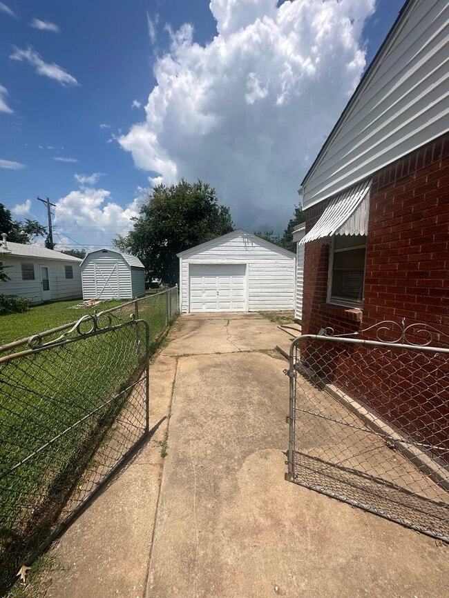 Building Photo - 2 Bed, 1 Bath, 1 Car Garage