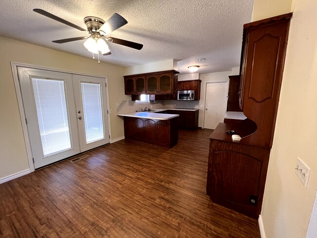 kitchen/dining room - 802 E Huber Ave