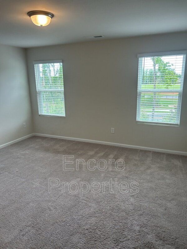 Building Photo - 240 Brook Farm Ln