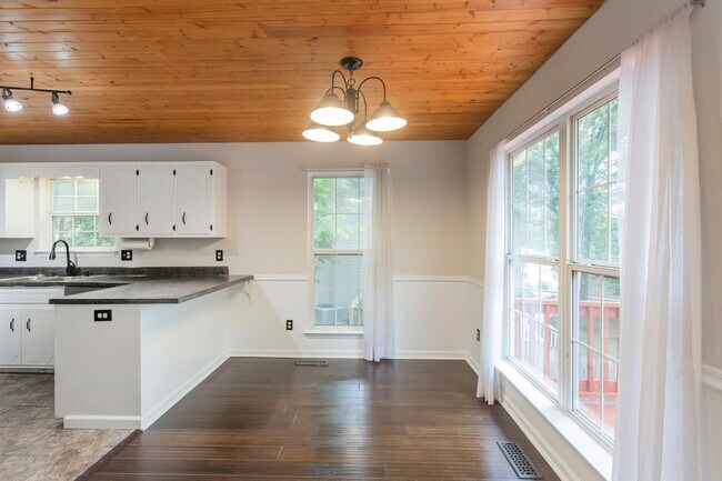 Building Photo - 105 Redbud Dr