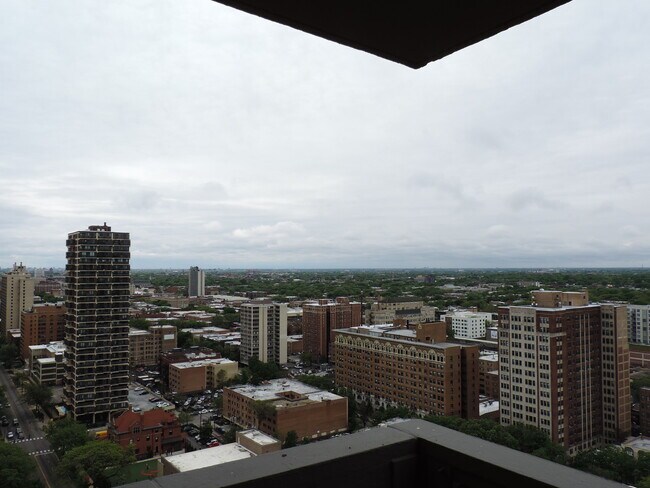 Building Photo - 6301 N Sheridan Rd