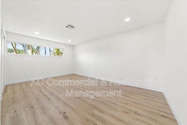 Building Photo - 484 Greenway Ave