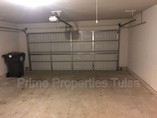 Building Photo - 14763 S Lakewood Ave