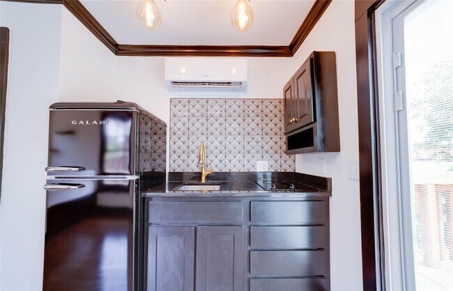 Building Photo - Efficiency Garage Apartment in the Histori...