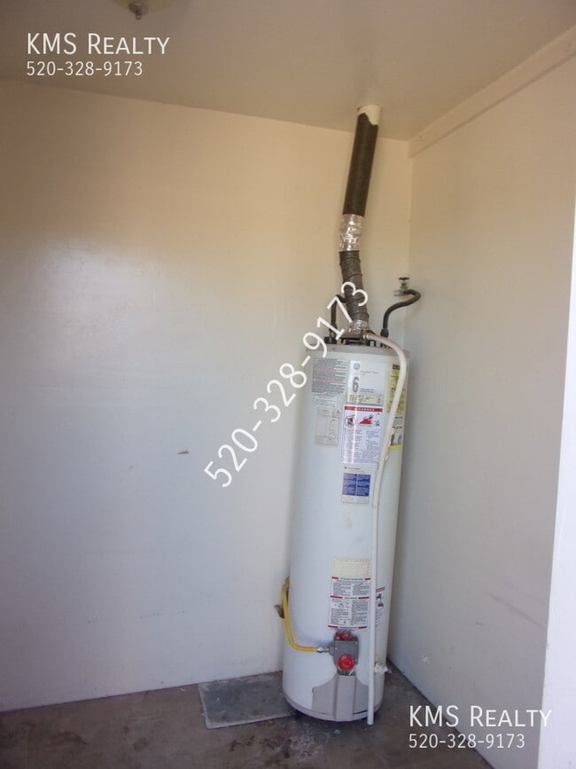 Building Photo - 6711 E Hawk Dr