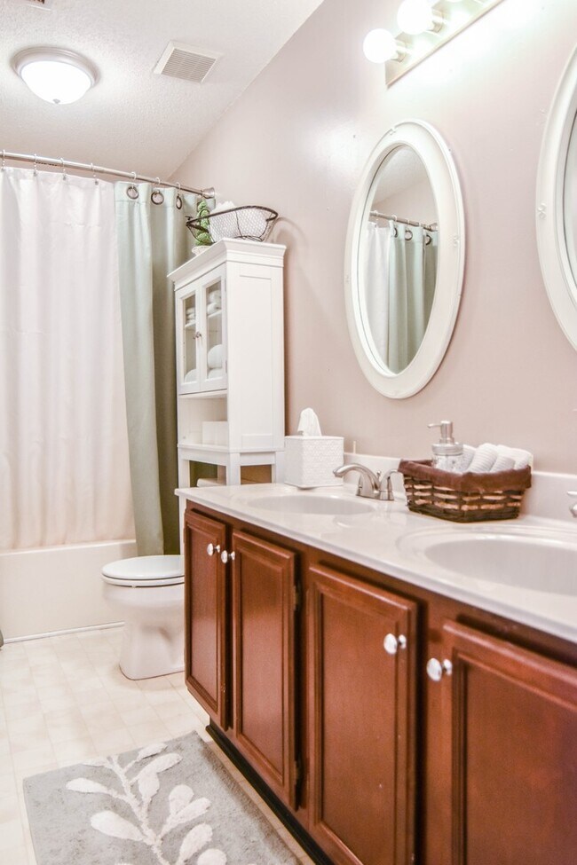 Building Photo - Pet Friendly Home on Half Acre Lot!