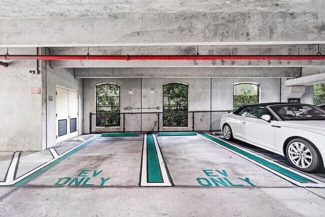 Building Photo - 616 Clearwater Park Rd