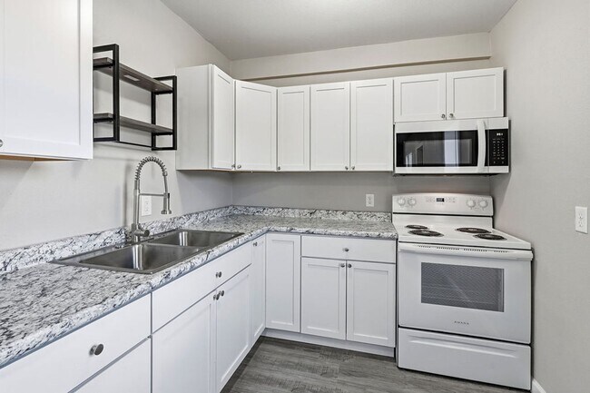 Building Photo - Beautiful completely renovated 2 bed 1 bath townhouse for rent!