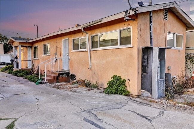 Building Photo - 950 E 48th St