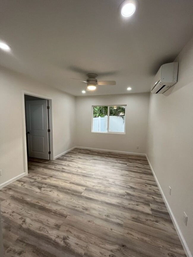 Building Photo - 3 bedrooms/ 2 baths on the ground level Du...