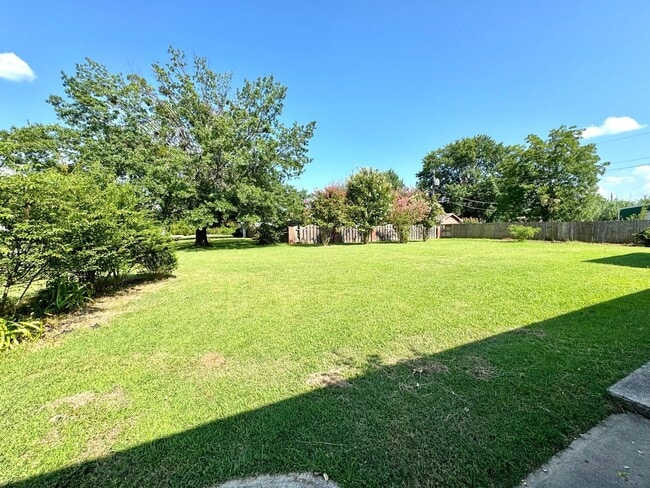 Building Photo - Charming 3-bedroom, 2-bath home on a corne...