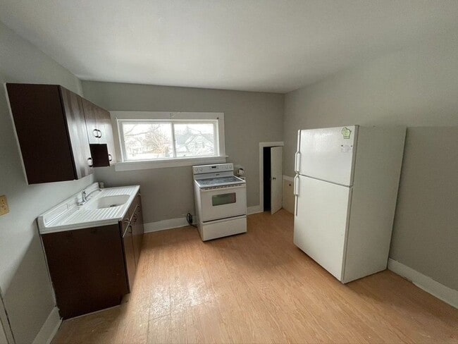 Primary Photo - 105 N State St
