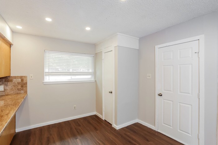 Building Photo - 441 NW Jayellen Ave