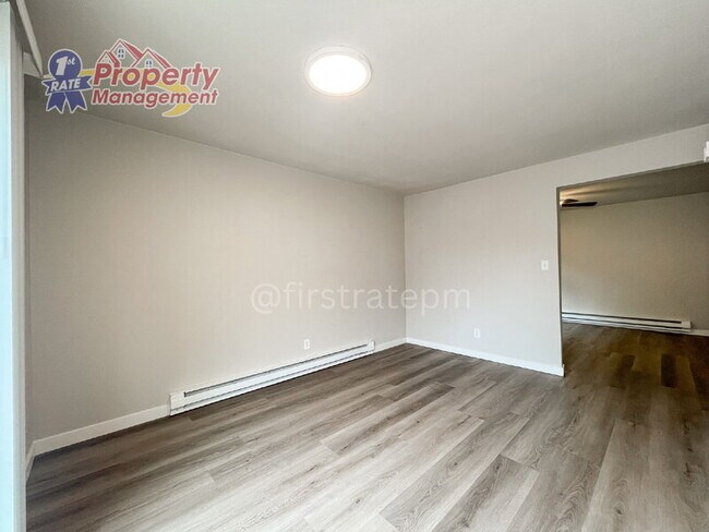 Building Photo - 1030 E Floral Ln