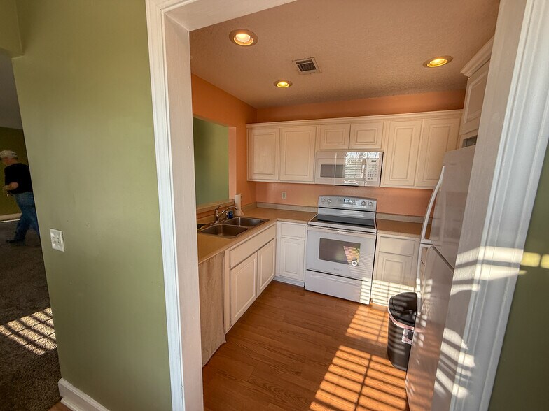 Building Photo - 210 Lantana Ct