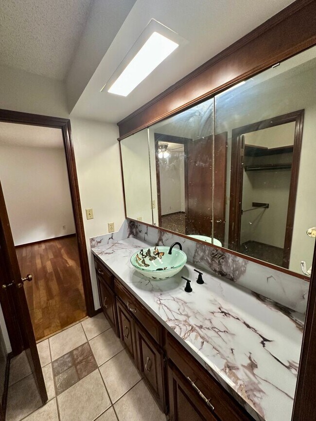 Building Photo - Immaculate major remodeled executive home ...