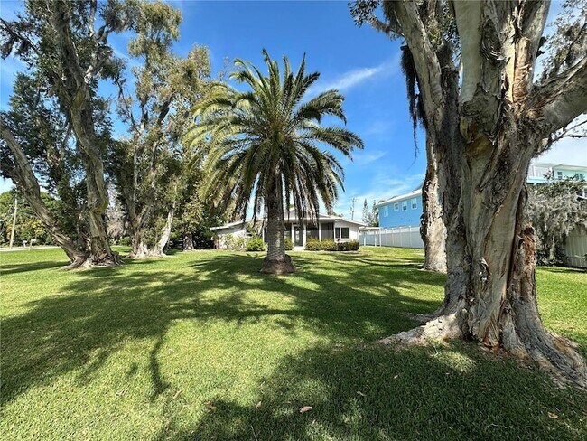 Building Photo - 812 Bayview Dr