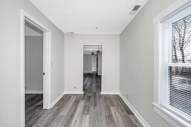 Building Photo - 98 School St