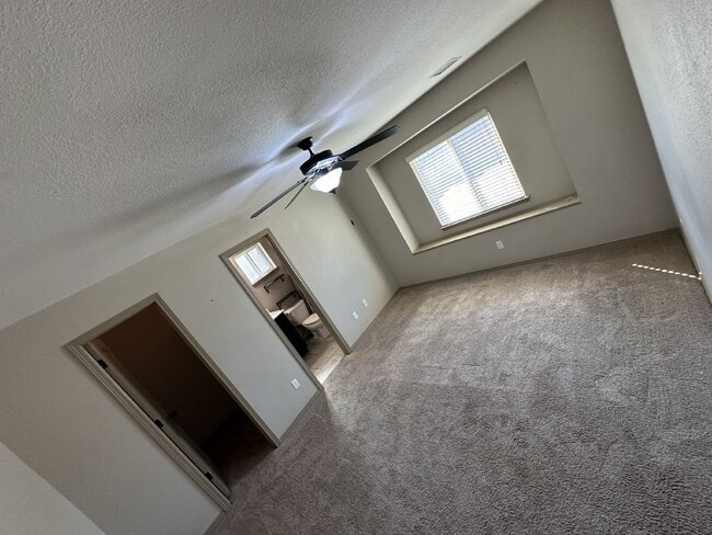 Building Photo - "Charming 3-Bedroom Oasis with 2 Full Bath...