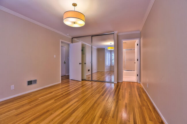 Building Photo - Spacious Two Bedroom Condo in Potrero Hill...