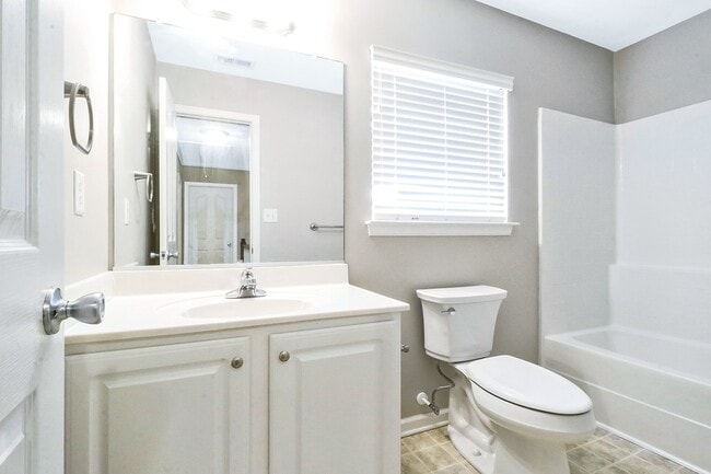 Building Photo - 1000 Pershing Ct