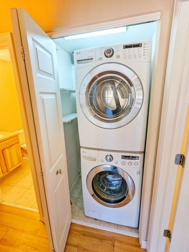 Building Photo - 2 Bedroom 2 Bath 2 Car Garage Condo in Braodmore Area